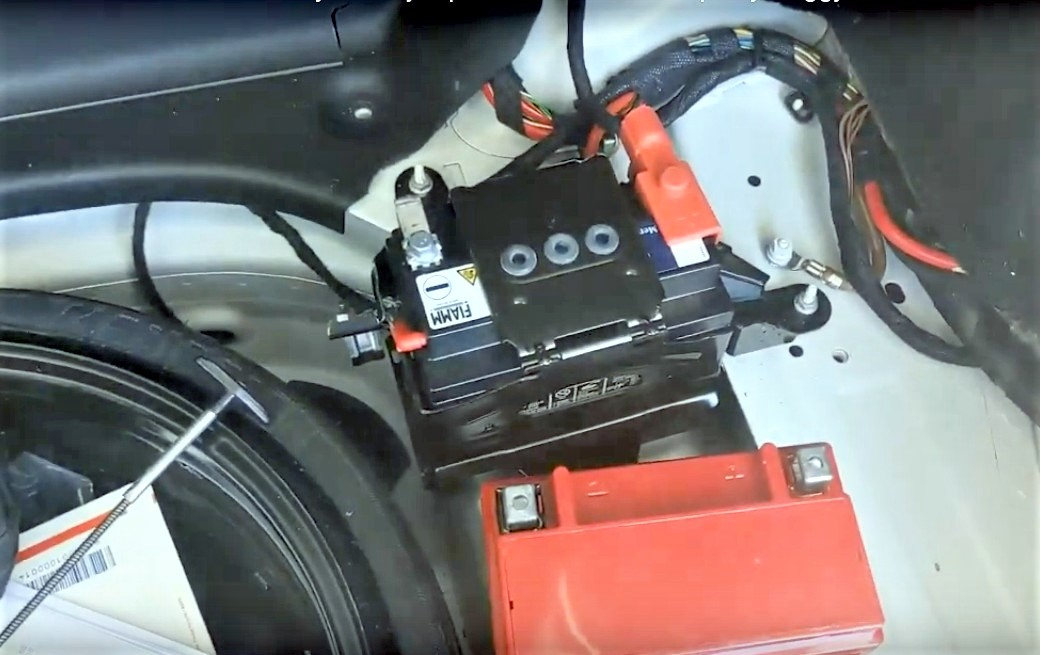 Замена резервного аккумулятора Мерседес GLK