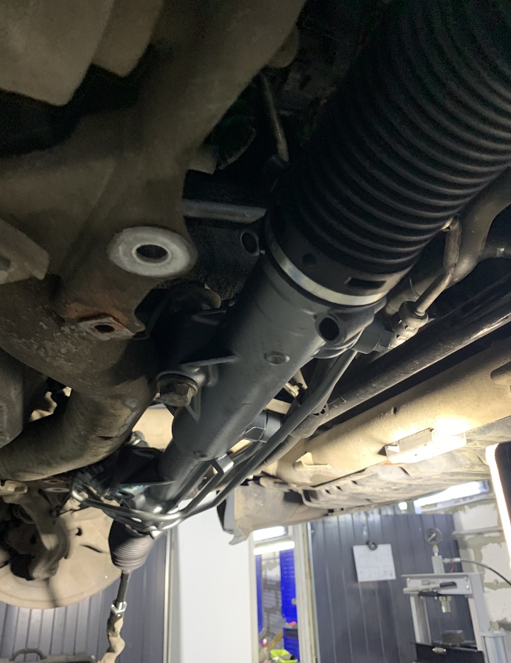 Установленная рулевая рейка Мерседес