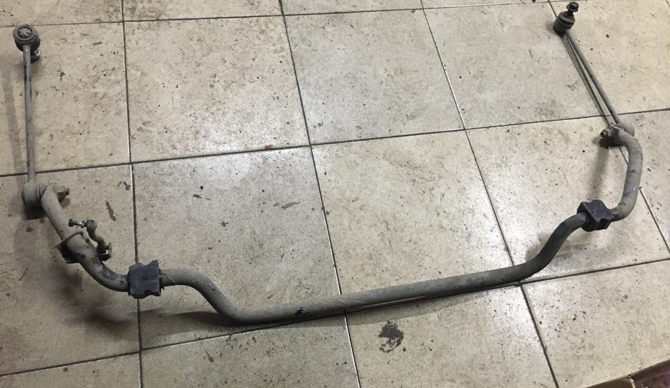 Демонтаж стабилизатора Мерседес для замены втулок