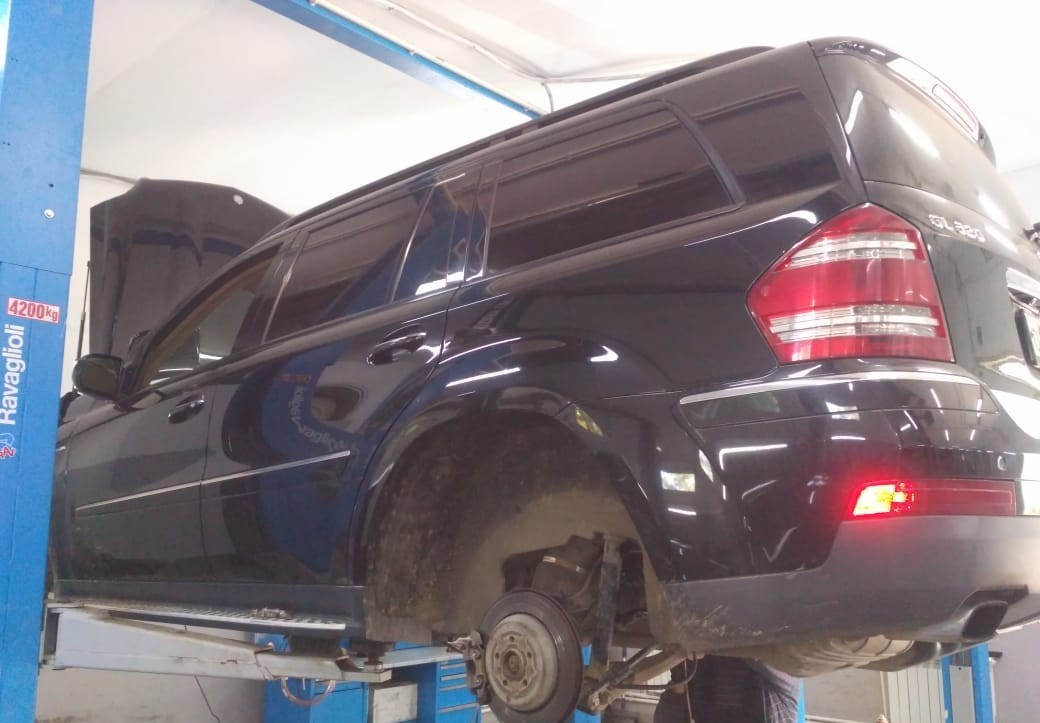 Замена задних тормозных колодок Мерседес GL