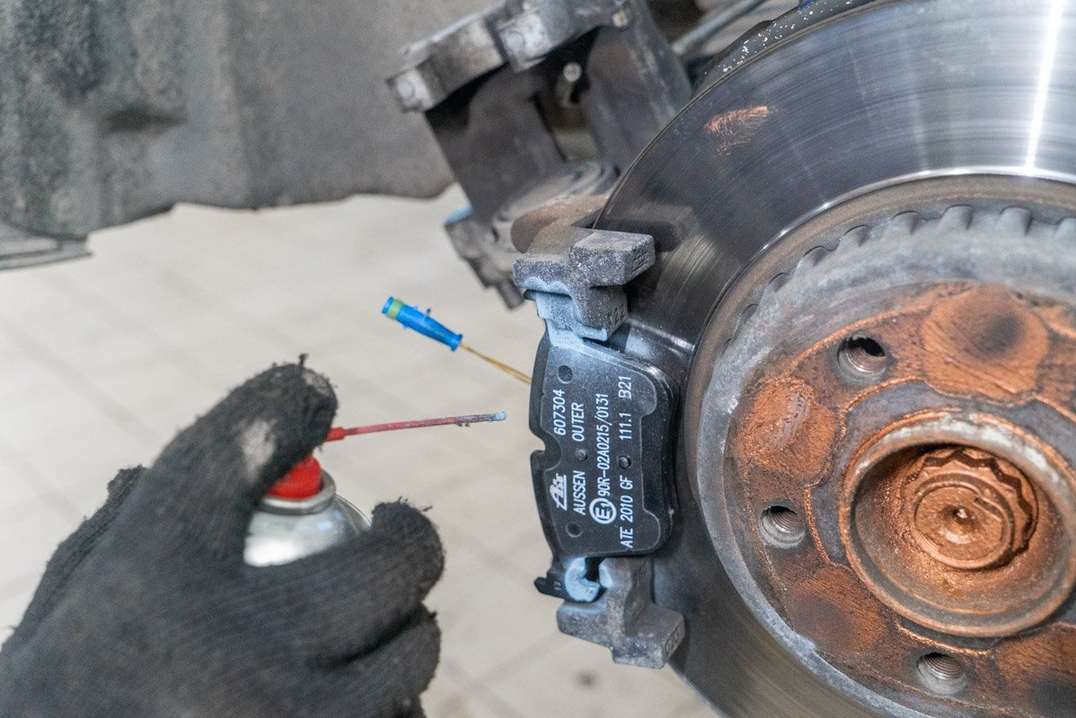 Замена задних тормозных колодок Мерседес