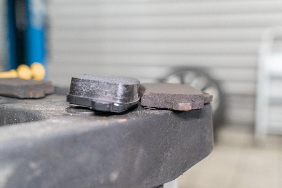 Старая и новая тормозные колодки