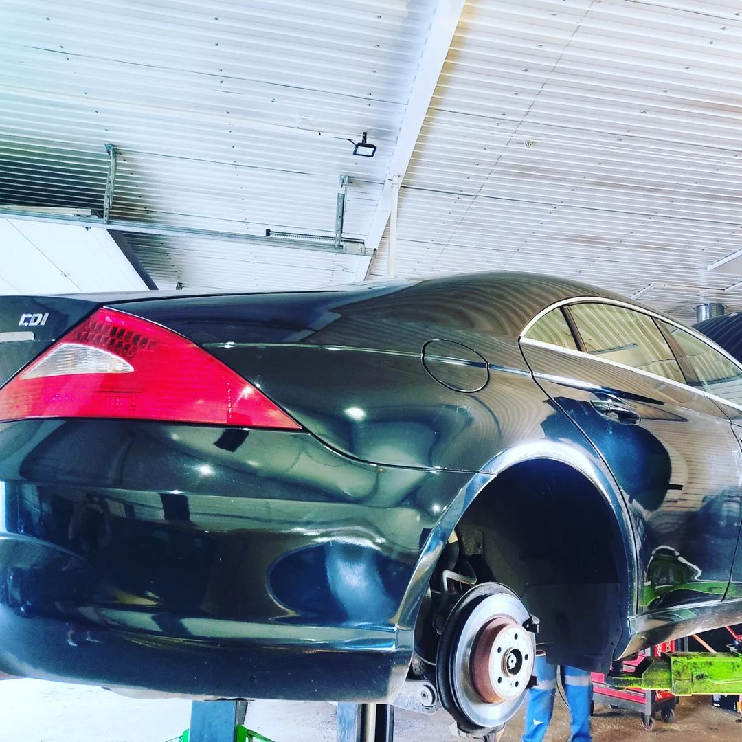 Мерседес в автосервисе на подъемнике