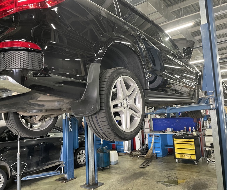 Подготовка Мерседеса к замене заднего сальника коленвала