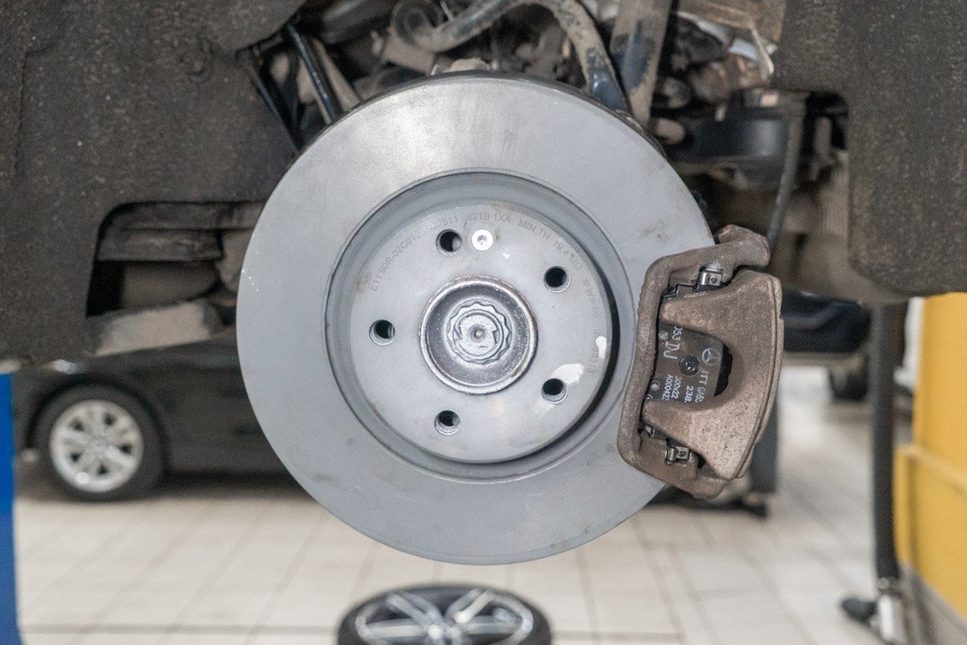 Замена задних тормозных колодок Мерседес Е 200