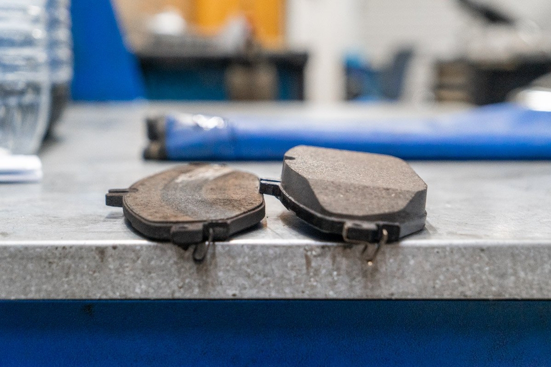 Старая и новая тормозные колодки Мерседес