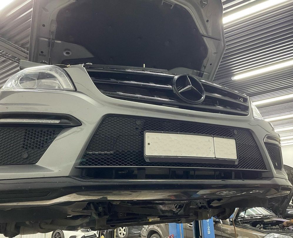 GL 350 в сервисе на подъемнике