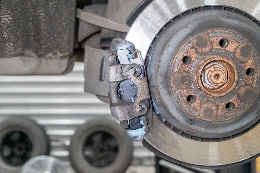 Замена задних тормозных колодок Мерседес GL 350