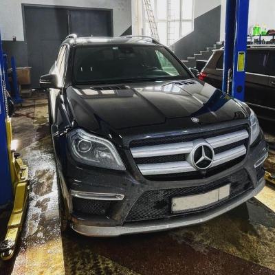 Mercedes GL на подъемнике в автосервисе