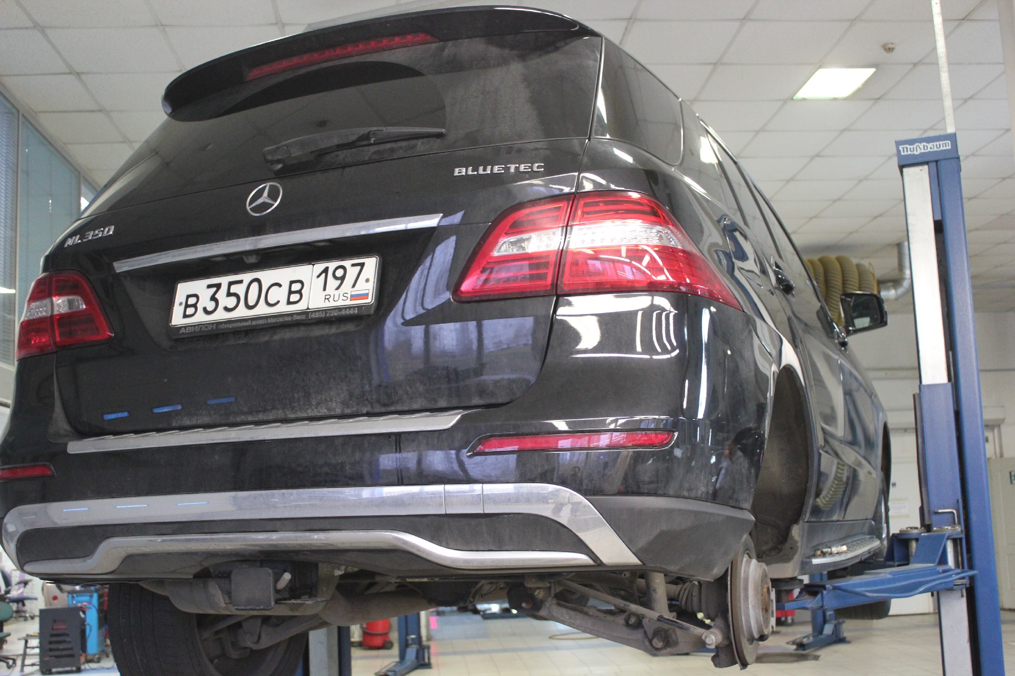 Мерседес на подъемнике